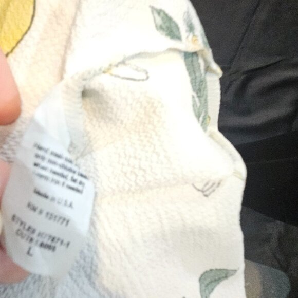 Kaileigh Lemon Print Cold Shoulder Top Women’s Large - Picture 6 of 6